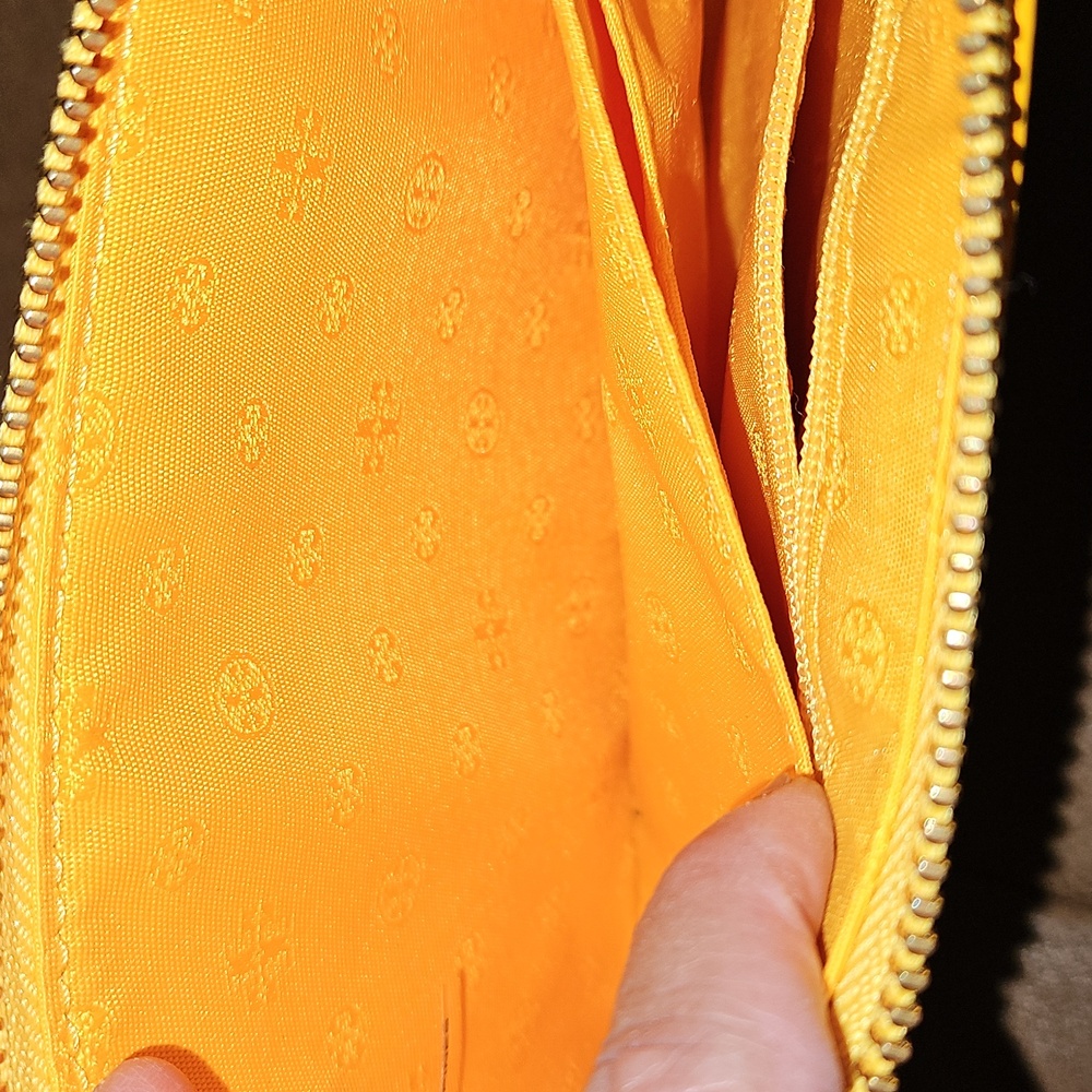 Tory Burch Large Britten Zip Around NWOT - Picture 7 of 11